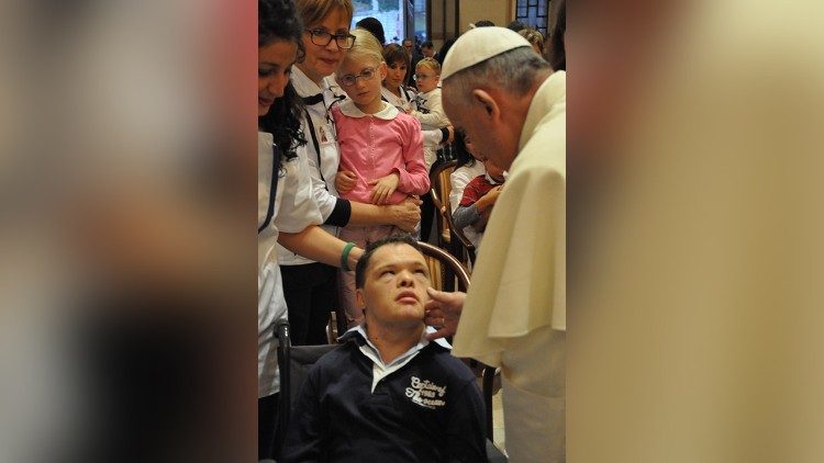 Papa Francesco abbraccia Antonio, giovane ospite dell'Istituto Seraphicum