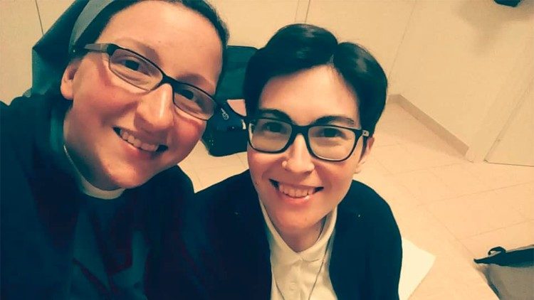 Suor Veronica, a destra, con una consorella