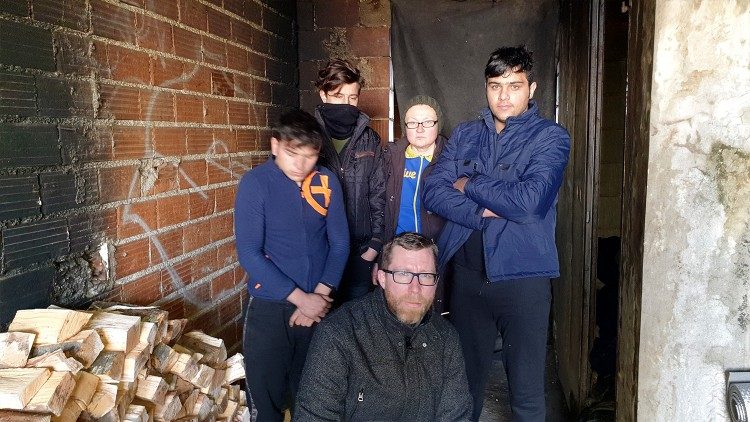 Padre Stanko Perica con i profughi che hanno occupato un' ex casa di riposo a Bihac