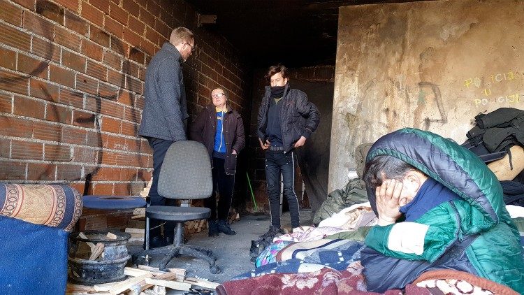 Sempre padre Stanko Perica che incontra i profughi che hanno occupato un' ex casa di riposo a Bihac ed Elena che condivide il suo pasto con loro
