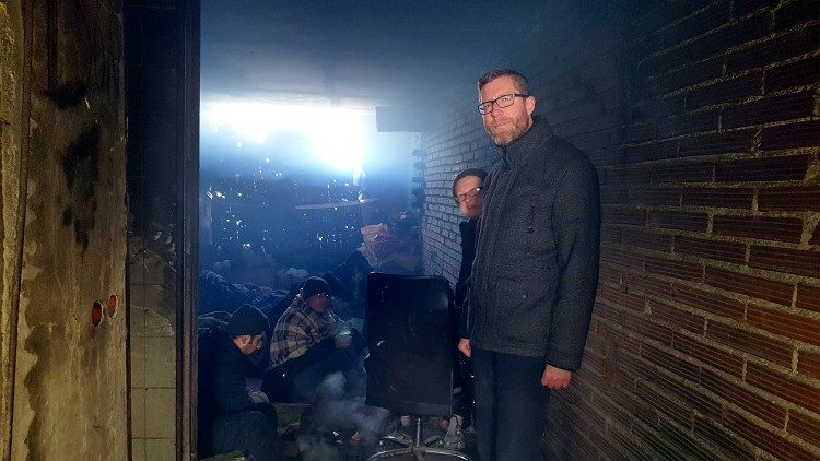 Ancora padre Stanko Perica con i profughi che hanno occupato un' ex casa di riposo a Bihac