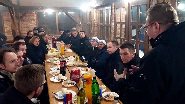 La cena nella casa del Jesuit Refugee Service di Bihac. Sedute a destra, le due missionarie della carità Mukti e Katarina