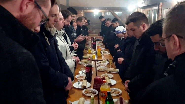 Le preghiere prima della cena nella casa del Jesuit Refugee Service a Bihac