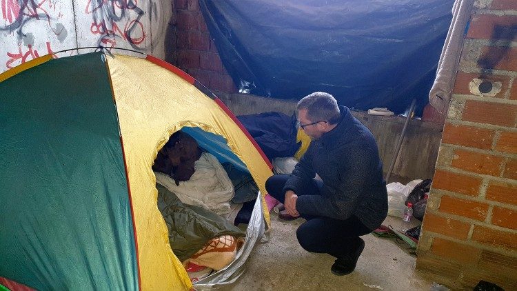 Bosnia, Bihac: padre Stanko Perica (a destra) con un profugo che ha trovato rifugio in un ex ospizio abbandonato 