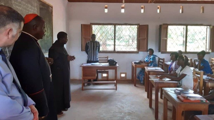 Le cardinal Nzapalainga dans une école de Bangui.