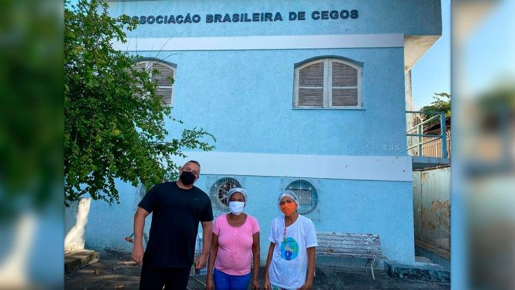 Monsenhor André Sampaio com fiéis