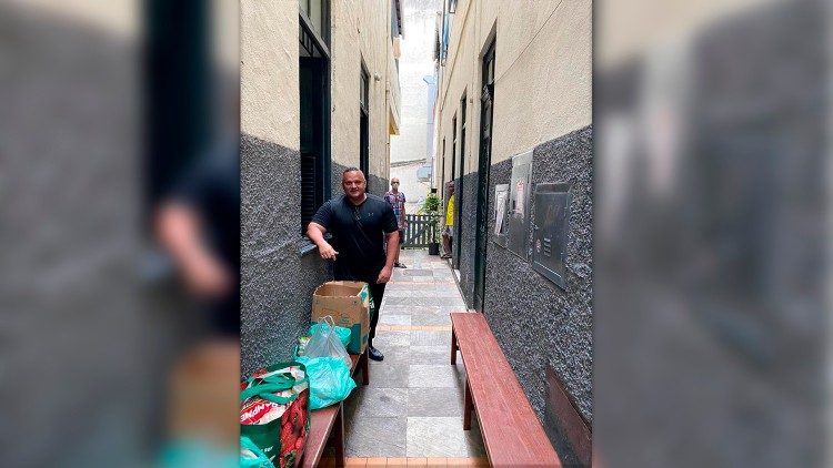 Monsenhor André Sampaio distribuindo alimentos