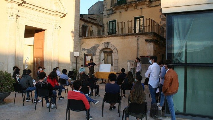 Uno de los momentos formativos organizados por don Lo Bello