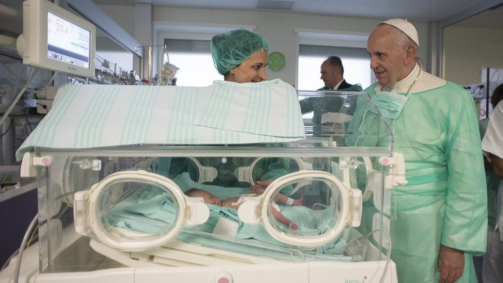 Papa em visita ao Hospital San Giovanni, durante o Jubileu da Misericórdia