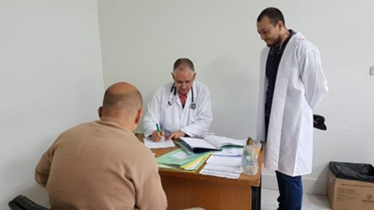 No atendimento no Presídio, com um aluno da faculdade de medicina Santa Marcelina, na época, agora Médico Residente de Medicina de Família e Comunidade