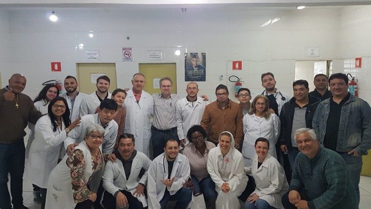 Em uma ação organizada pela Irmã Monique, agora no Benin, no maior Presídio da Grande SP, fazendo atendimento médico, odontológico, pequenas cirurgias