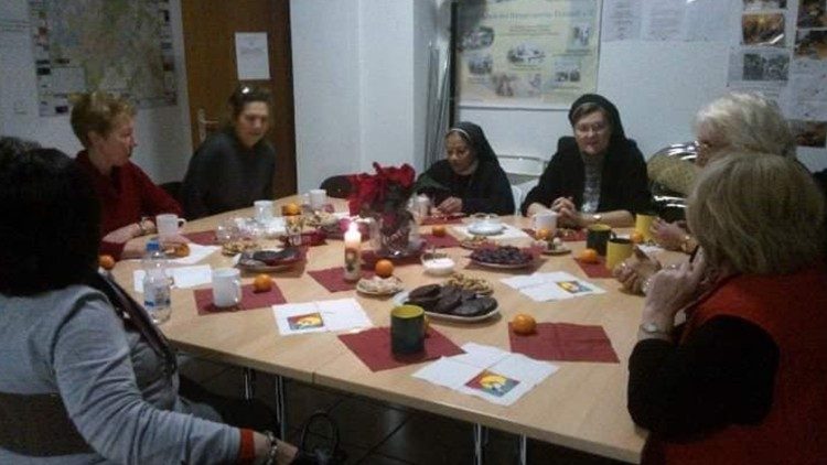 Annette Bernards (ganz li am Tischende) im Gespräch 