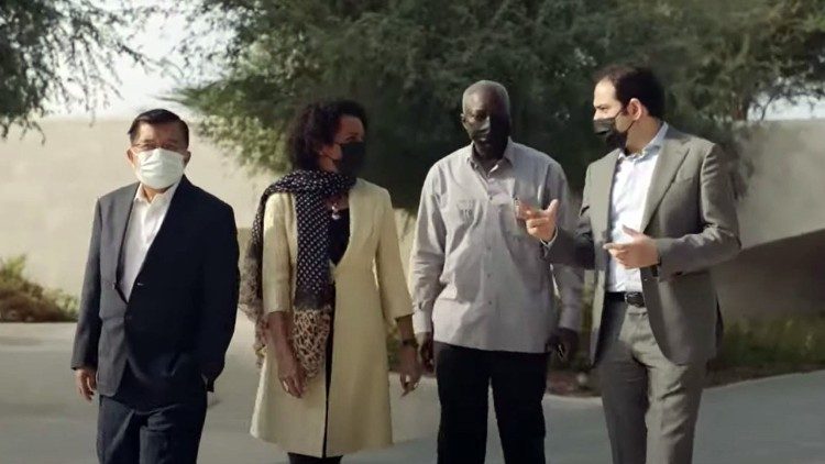 Alcuni membri della giuria del Premio Zayed, nel giardino della Casa delle religioni abramitiche ad Abu Dhabi