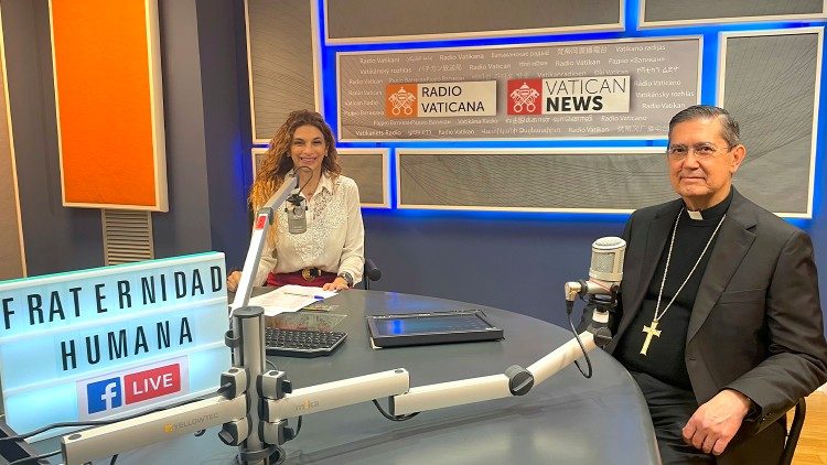 Kardinal Ayuso bei einem Besuch im Studio von Radio Vatikan