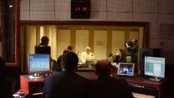 Benedetto-XVI-in-studio-alla-Radio-Vaticana-durante-la-sua-visita-alla-sede-di-Palazzo-Pio.jpg
