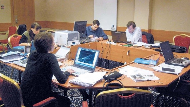 Gli inviati e i tecnici di Radio Vaticana nello studio allestito nel 2006 a Praga, per il viaggio di Benedetto XVI 