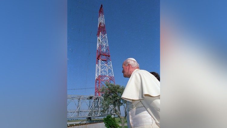 Le Pape Jean-Paul II, visitant le centre d'émissions de Santa Maria di Galeria. 