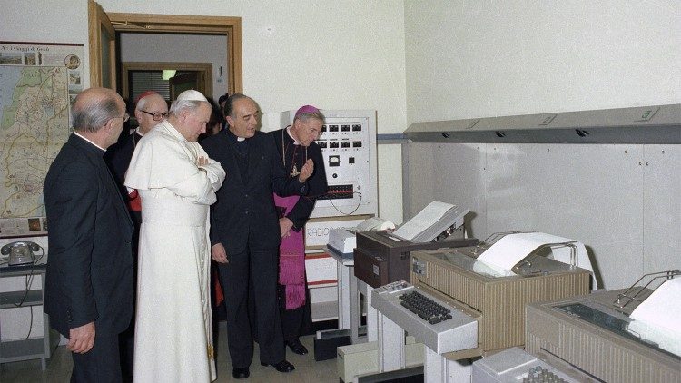 Giovanni Paolo II nella sede di Radio Vaticana di Palazzo Pio (5 febbraio 1980)