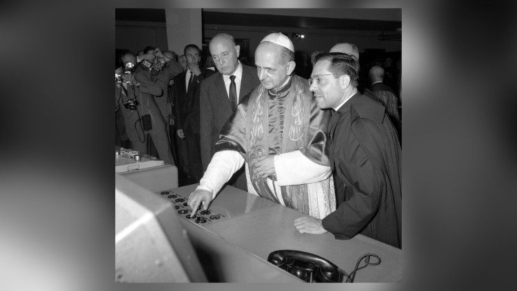 Paul VI visite le centre de transmission de Santa Maria in Galeria en 1966. 