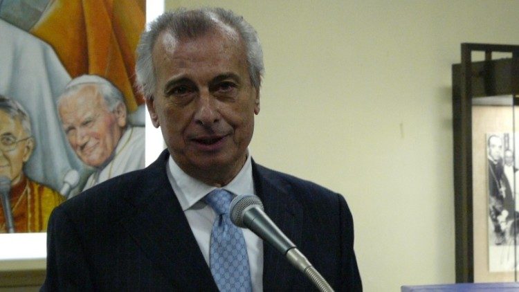 Alberto Gasbarri in Sala Marconi nel saluto con i colleghi della Radio Vaticana, il 29 febbraio 2016