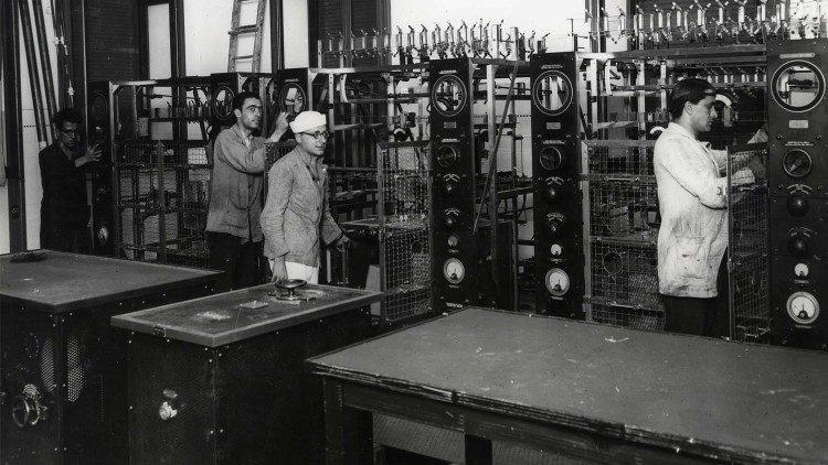 Una sala della Stazione Radio negli anni trenta (foto d'archivio)