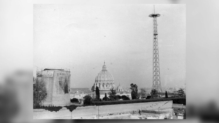 Radio Vatikan in den 30-er Jahren: Die „Papstfinger“ (sic, auf Deutsch, denn es waren die deutschen Techniker von Telefunken, die um 1936 „Taufpate“ standen!) genannte Antenne in den Vatikanischen Gärten dominiert die Skyline