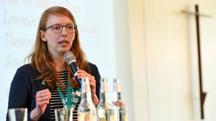 Der Weg wird mit Sprache gebahnt: Katharina Norpoth spricht im Plenum des Synodalen Weges. Foto: Christian Schnaubelt/BDKJ-Bundesstelle 