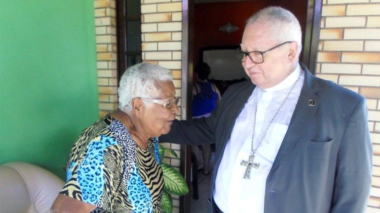 Dom Roberto com uma idosa