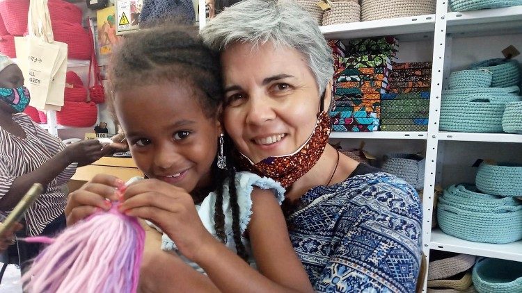 La religiosa comboniana con una piccola eritrea, sostenuta dal progetto Kuchinate