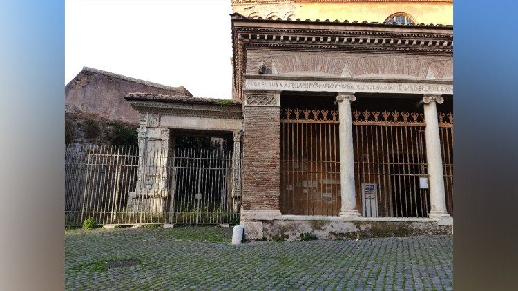 Particolare della facciata e l'arco degli Argentari (foto MMM)