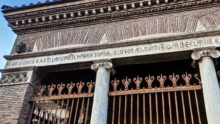 particolare della trabeazione con l'iscrizione dedicatoria (foto MMM)