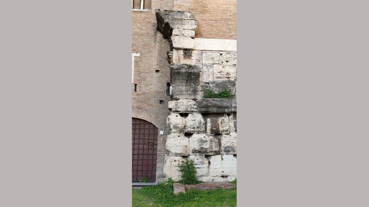 Particolare del podio del tempio del Divo Claudio (Foto MMM)