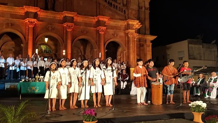 Em frente à Catedral de Santo Ângelo, a chegada do Caminho das Missões Internacional