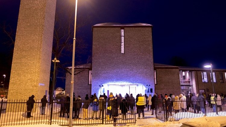 Les fidèles devant la cathédrale de Trondheim, lors de la messe du Mercredi des Cendres.