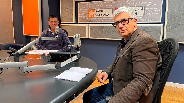 Andrea Torenielli w studiu Radia Watykańskiego