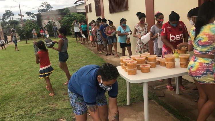A distribuição diária de sopas às famílias