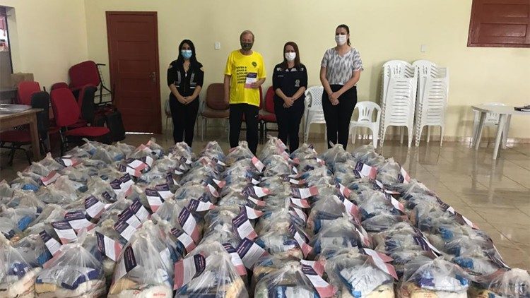 As cestas básicas recebidas em caridade e distribuídas às famílias