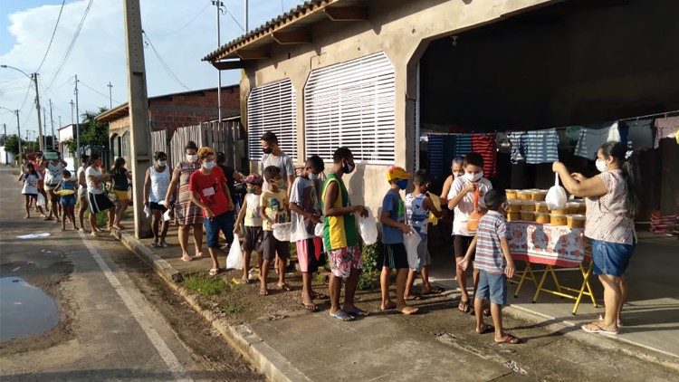As filas diárias formadas pelas famílias necessitadas