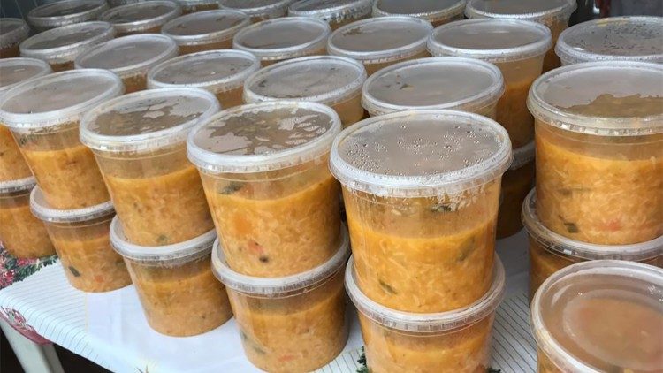 A distribuição diária de sopas às famílias