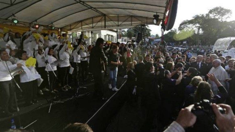El coro de presas de la Penitenciaría Buen Pastor que saludo al Papa Francisco durante su visita a Paraguay en 2015.