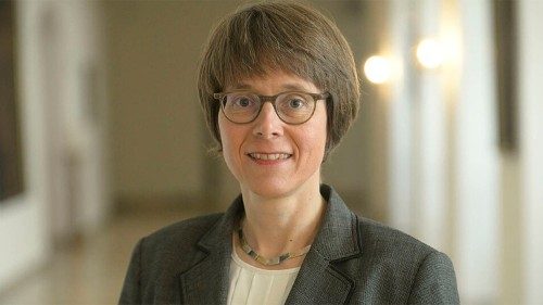 D: Erstmals wird eine Frau Generalsekretärin der Bischofskonferenz