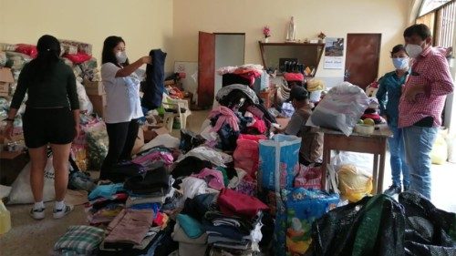 Damnificados de inundaciones reciben ayuda de familias y organizaciones 