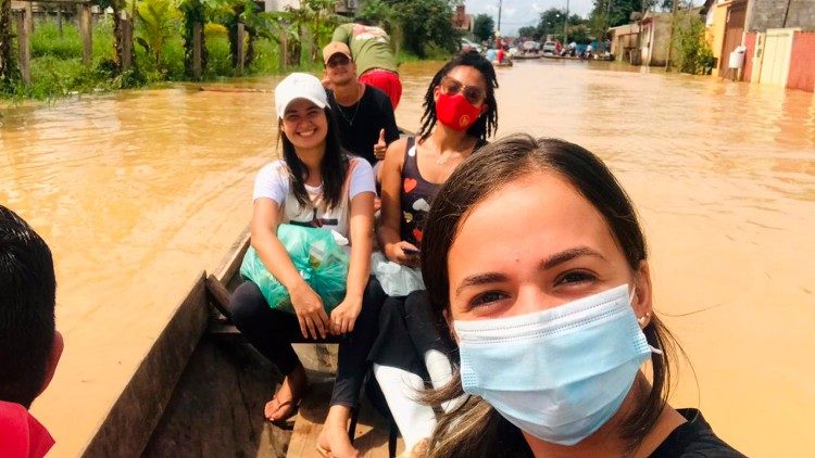 Os jovens voluntários têm auxiliado a Igreja local