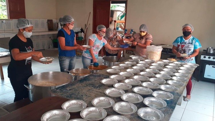 As doações que chegam se transformam em refeições diárias aos desabrigados