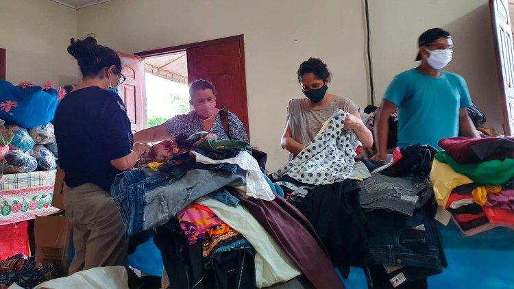 As roupas arrecadadas são destinadas às famílias que perderam tudo com a enchente