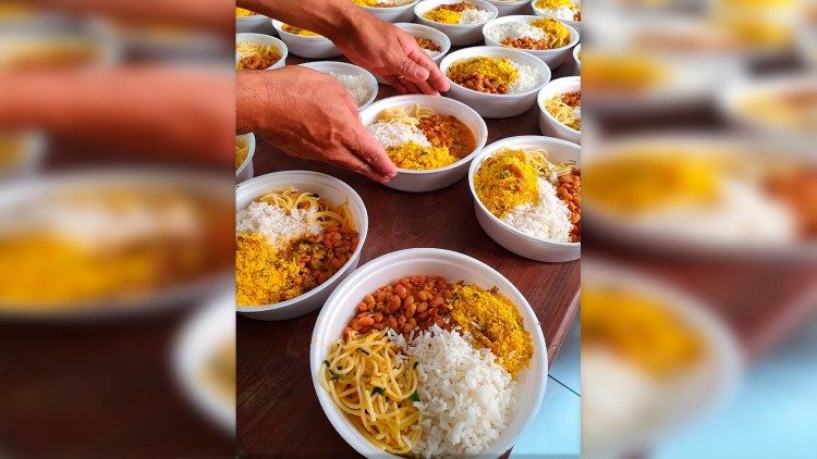 As doações que chegam se transformam em refeições diárias aos desabrigados