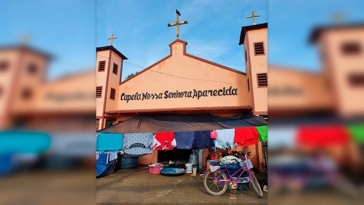 As capelas abrigam famílias e também os seus pertences