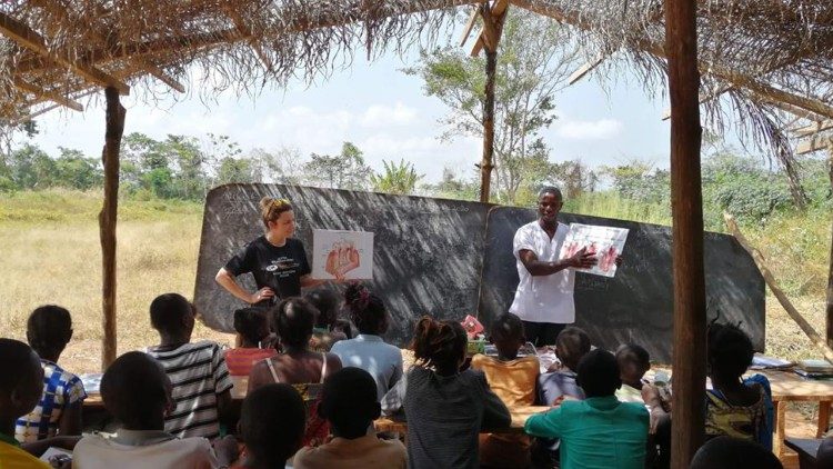Izabela Cywa prowadzi zajęcia edukacyjne 