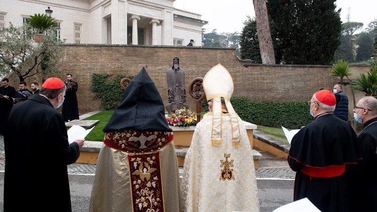 Ekumeniczna modlitwa przed figurą św. Grzegorza z Nareku w Watykanie