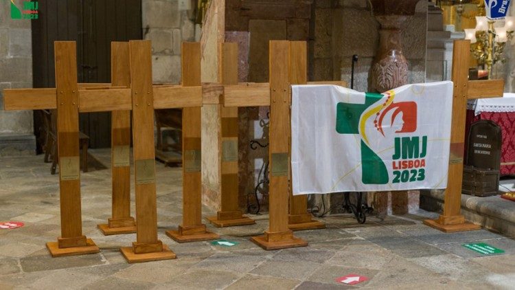 Flaga z logo Światowych Dni Młodzieży 2023 w Lizbonie